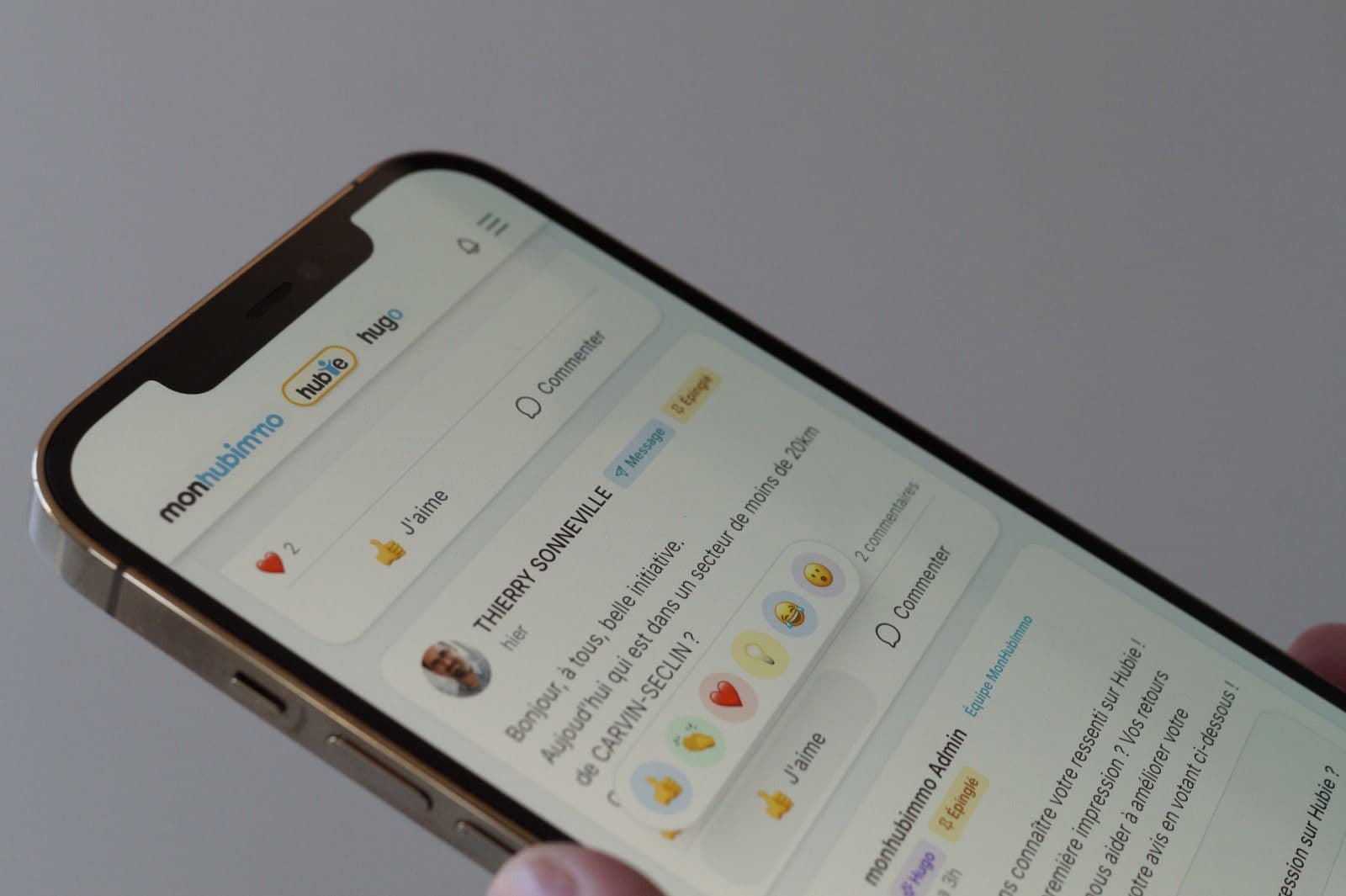 Agents immobiliers consultant le fil Hubie sur leur smartphone